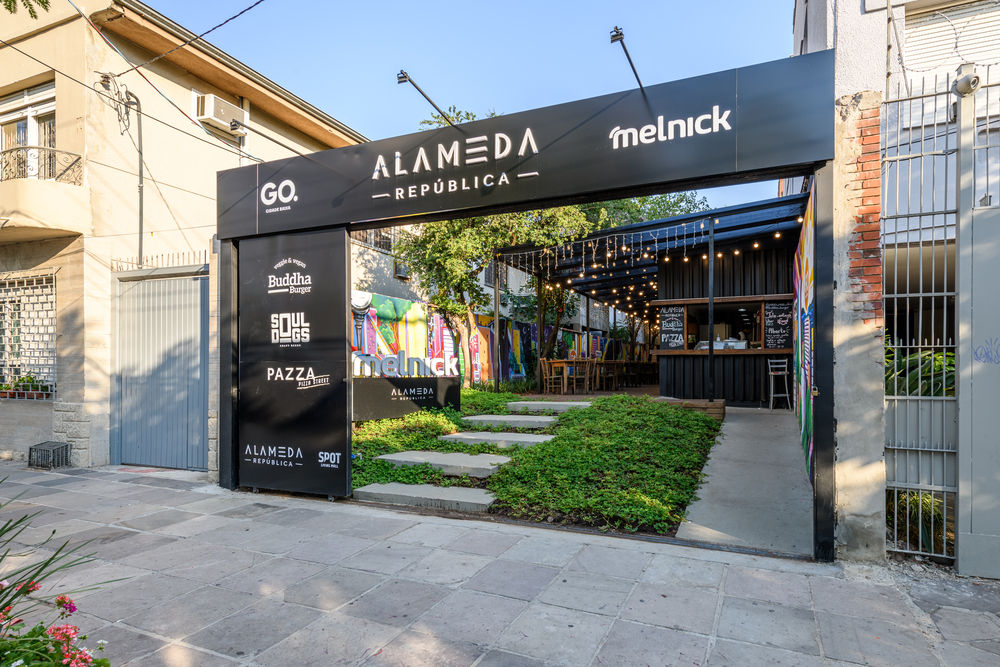 Imagem da fachada da Alameda República. Pórtico preto com escrito Alameda República, Melnick e GO Cidade Baixa.